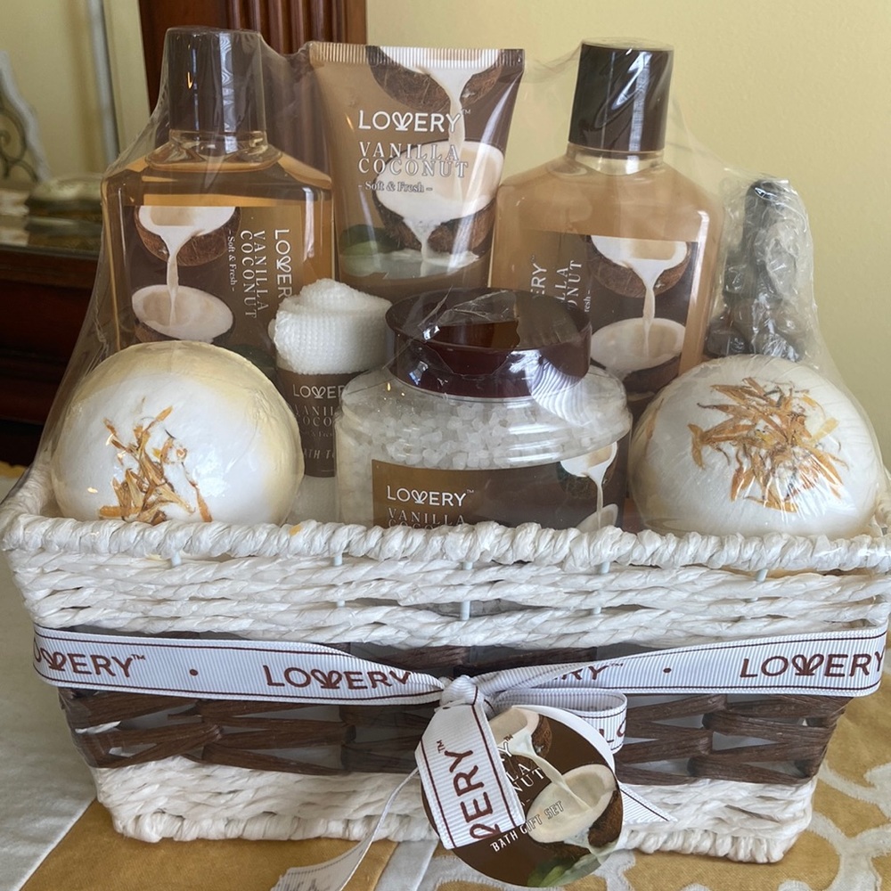 NWT Lowery Vanilla Coconut 9 piece Bath Gift Set